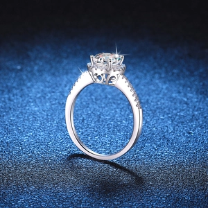 Bague en argent 925 avec moissanite, sertissage halo rond et détail cœur ajouré