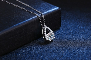 Vue macro d'un collier en argent s925 avec pendentif goutte serti de diamants moissanite brillants