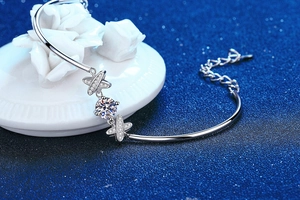 Detailed close-up of bow knot silver bracelet featuring a 1-carat moissanite centerpiece