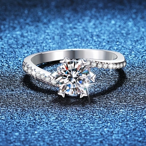 S925 Sterlingsilber Schneeflocken Ring mit 1 Karat Moissanit und mikrogefassten Akzenten
