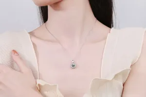Détail du collier pendentif tournesol en argent s925 avec pierres sur un mannequin