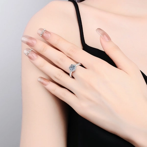 Bague halo élégante en argent 925 et moissanite avec pierre centrale de coupe ronde