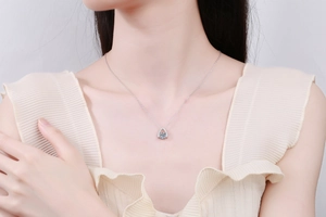 Gros plan du collier goutte d'eau en argent S925 avec moissanite sur mannequin