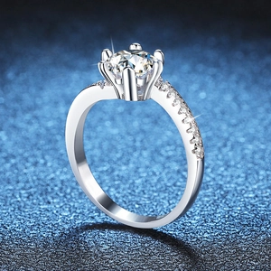 Eleganter S925 Sterlingsilberring mit 1 Karat Moissanit und klassischer Sechs-Krallen-Fassung