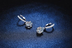 Vue macro de boucles d'oreilles en argent S925 avec moissanite et monture à six griffes