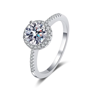 Bague en argent 925 et moissanite avec halo et pavé sur fond blanc classique