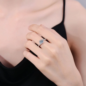 S925 Sterling Silber Schneeflocke Ring mit 1 Karat Moissanit und Pave-Drehband