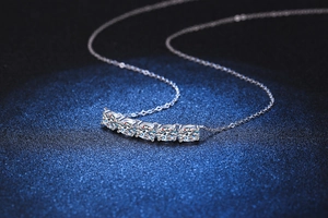 Vue détaillée du collier en argent s925 avec cinq pierres moissanite taille brillant