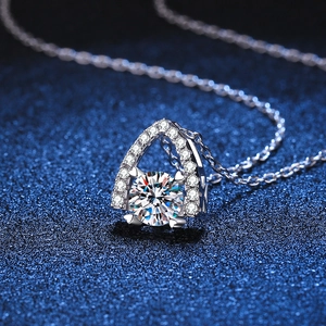Collier en argent S925 avec griffes en forme de cœur et une moissanite ronde et brillante