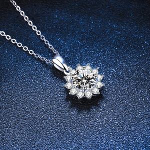 Collier tournesol en argent s925 avec pendentif halo en moissanite 1 carat