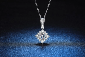 Vue macro du pendentif carré princesse en argent S925 serti de moissanite étincelante