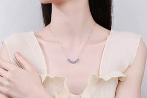 Détail du collier en argent S925 avec cinq pierres bleues porté sur le clavicule