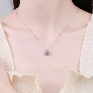 Collier en argent S925 avec pendentif goutte en moissanite porté par un mannequin