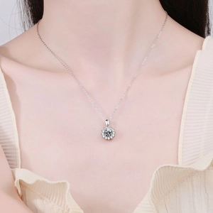 Collier élégant en argent S925 avec pendentif tournesol et moissanite étincelante 1 carat
