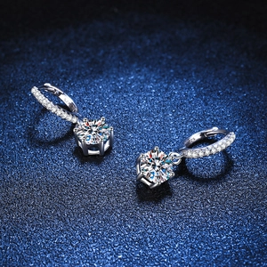 Boucles d'oreilles élégantes en argent S925 avec moissanite et serti à six griffes