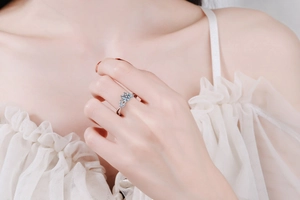 Close-up of a s925 silver moissanite flower ring with a three-stone twisted band design