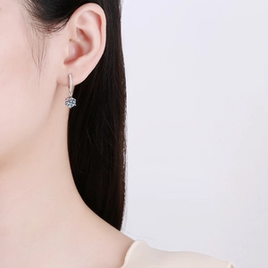 Boucles d'oreilles classiques en argent 925 à six griffes avec moissanite portées