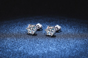 Détail macro de boucles d'oreilles moissanite à six griffes avec fermoir à vis
