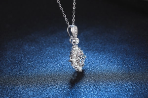 Détail macro du collier en argent S925 avec pierre moissanite brillante coupe carrée