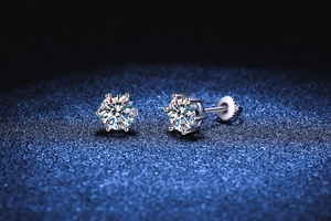 Détail des boucles d'oreilles moissanite à six griffes avec fermoirs à vis sécurisés