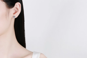 Gros plan d'une boucle d'oreille en moissanite sur monture en argent à six griffes