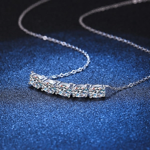 Élégant collier en argent sterling S925 avec cinq pierres moissanite taille brillant ronde