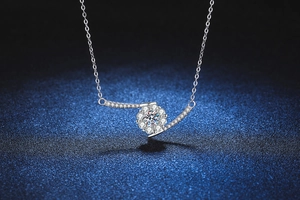 Macro di una collana in argento S925 con ciondolo a forma di fiore e moissanite brillante