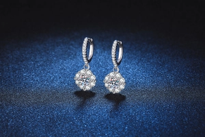 Detail von S925 Sterlingsilber Creolen mit runden Brillantschliff Moissanit Blütenanhänger
