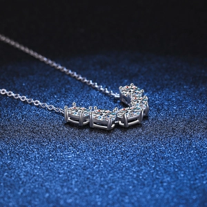 Collier en argent S925 élégant avec 5 pierres de moissanite dans un pendentif courbé chic