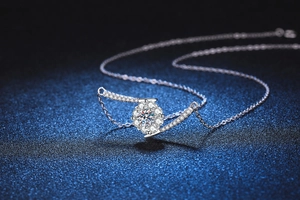 Dettaglio della collana in argento S925 con pendente floreale e pietra moissanite lucida