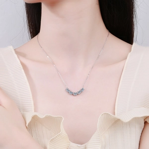 Élégant collier en argent s925 avec cinq pierres bleues sur une fine chaîne en O pour femme