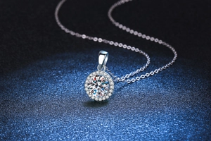 Detailansicht der s925 Silber Halo Halskette mit 1ct Moissanit auf blauem Hintergrund