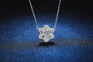 Detailansicht des S925 Sterlingsilber Kamelienanhängers mit 1ct Moissanit Mittelstein