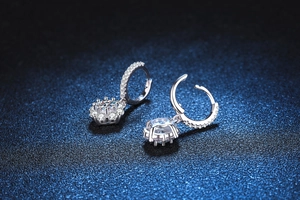 Makroaufnahme von S925 Sterling Silber Blumenohrringen mit 50 Punkte Moissanit-Clustern