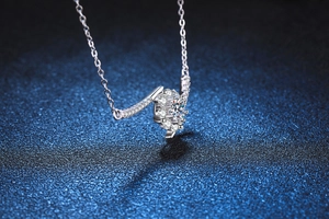 Vista macro di una collana con ciondolo a fiore in argento S925 e moissanite