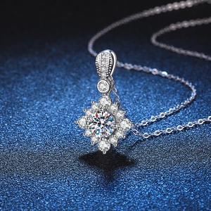 Collier en argent S925 avec moissanite carrée princesse sur fond bleu scintillant