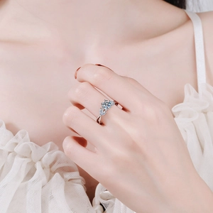 Classic S925 sterling silver ring with 1ct moissanite in twisted band flower design