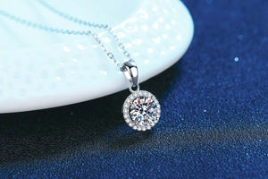 Makroaufnahme der S925 Silber Halo-Halskette mit funkelndem 1 Karat Moissanit Diamanten