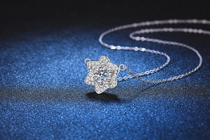 Makroansicht von S925 Silber Kamelien-Anhänger mit Moissanit und Mikro-Pavé-Fassung