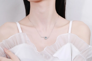 Elegante collana in argento S925 con pendente in moissanite indossata sulla clavicola