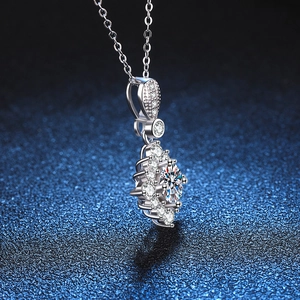 Collier en argent sterling S925 avec pendentif moissanite brillant et serti halo