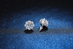 Nahaufnahme von 1ct Moissanit-Ohrringen im Sonnendesign mit sicherem Schraubverschluss