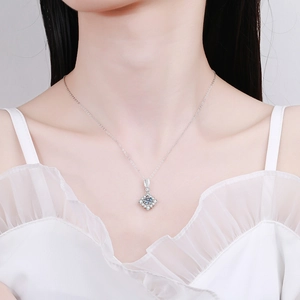 Collier élégant en argent sterling S925 avec pendentif en moissanite sur modèle