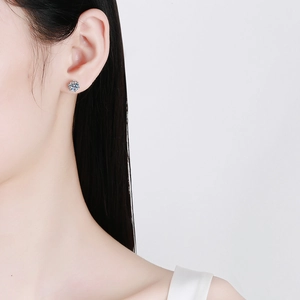 Clou d'oreille classique en argent 925 avec moissanite couleur D à six griffes sur mannequin