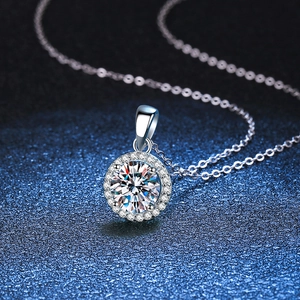 Klassischer 1-Karat Moissanit-Anhänger aus S925 Silber auf dunkelblauem Hintergrund