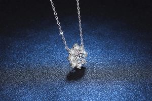Macro shot of s925 silver snowflake pendant necklace featuring 1 carat moissanite stones