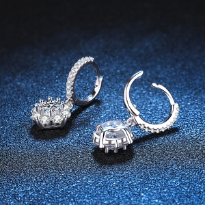 S925 Sterling Silber Moissanit Ohrringe mit Blumenanhänger auf funkelndem blauem Hintergrund