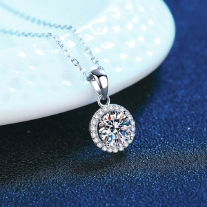 Halskette aus S925 Sterlingsilber mit 1 Karat Moissanit-Anhänger und Halo-Design auf Kreuzkette