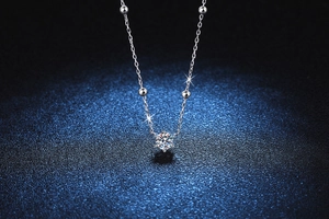 Gros plan du pendentif moissanite couleur D serti six griffes sur chaîne à billes