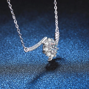 Collana a fiore in argento 925 con pendente in moissanite da 0,5 ct e catena sottile